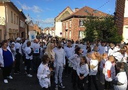 Frévent : des centaines de collégiens et parents ont défilé en hommage à Chanel.