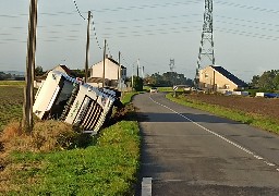 Bourbourg : la D1 fermée à la circulation pour relever un poids-lourd. 