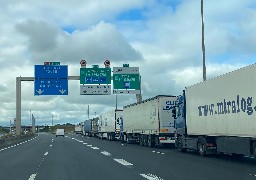 Trafic transmanche: les bouchons se résorbent au port, mais les files de camions persistent au Tunnel