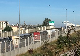 Calais : des files de poids-lours aux abords du port, les migrants tentent de monter à bord.