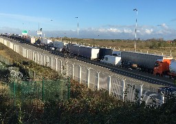 La rocade portuaire de Calais encombrée par les poids lourds ce vendredi.