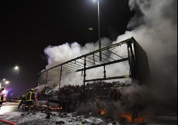 A16/Marck : un poids-lourd rempli d'extincteurs détruit par un incendie