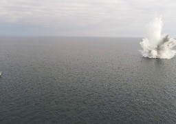 Contreminage d'une mine allemande remontée par un navire au large de Cayeux-sur-mer