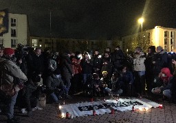  A Calais, plusieurs centaines de personnes se sont rassemblées hier soir en hommage aux migrants décédés