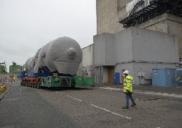 Centrale Nucléaire : 3 générateurs de vapeur installés dans le réacteur numéro 6.