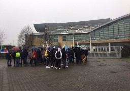 Manifestation d’enseignants devant le lycée HQE à Calais