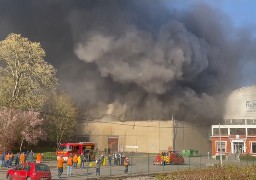 Blendecques: la cartonnerie RDM en proie aux flammes