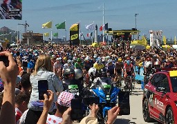 Des milliers de spectateurs et de belles images pour le Tour de France entre Dunkerque et Calais.