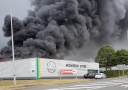 Un magasin détruit par les flammes à Flixecourt