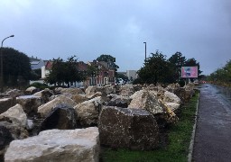  Natacha Bouchart défend sa décision d’installer des rochers en centre-ville de Calais pour éviter les campements de migrants