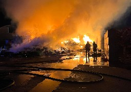 Calais : un incendie a touché un centre de tri d'Opale Environnement samedi soir.