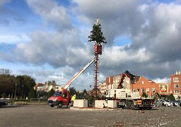 Calais : le sapin de 12 mètres en cours de montage devant l'hôtel de ville