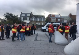 Rassemblement des cheminots ce matin devant la gare de Calais-ville