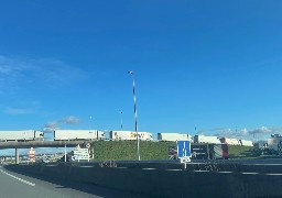 Trafic transmanche saturé: 6h d'attente pour les camions à Eurotunnel