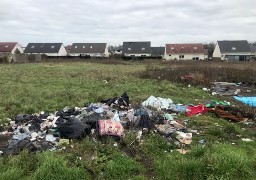 Pas de bennes à ordures ni de sacs poubelles pour les migrants à Calais ni dans le Calaisis