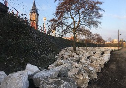 L’opposition de gauche à Calais fustige l’installation de nouveaux rochers pour interdire les camps de migrants