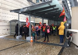  Calais : rassemblement devant l’hôpital et barrages filtrants pour dire non à la réforme des retraites 