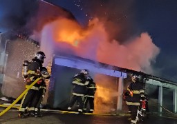 Bourbourg : plusieurs voitures et garages détruits par un incendie