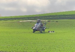 Victime d'une panne, un hélicoptère de l'armée en attente de réparation dans un champ à Frencq