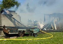 Une dépendance en feu à Looberghe