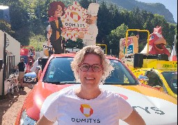 Une calaisienne dans la caravane du Tour de France.