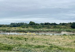 Etaples: un barrage sur la Canche pour empêcher le passage des bateaux des passeurs 