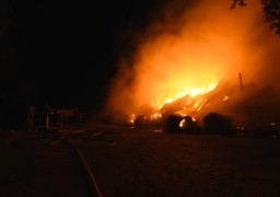 Les Attaques : un hangar de 300 mètres carrés part en fumée samedi soir.