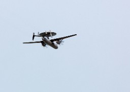 A Berck sur mer, l'aéronef Hawkeye de la Marine Nationale survole la plage.