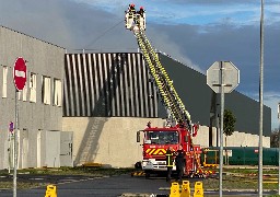 Spectaculaire incendie en fin de nuit à Calais dans un bâtiment de stockage de déchets situé zone Marcel Doret. 