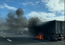 A16 : la remorque d'un poids lourd prend feu près de Calais