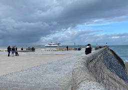 Intempéries : Calais interdit la circulation piétonne et des voitures sur le front de mer de samedi 19h à dimanche 10h.