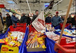 A Coquelles, une centaine d'agriculteurs font les rayons de Carrefour pour vérifier l'origine des produits ! 