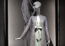 La Cité de la Dentelle et de la Mode à Calais prête deux pièces de ses collections au musée Yves Saint Laurent à Paris