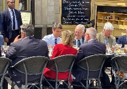 A Boulogne sur mer, le premier ministre Gabriel Attal lance les législatives à table en terrasse place Dalton ! 