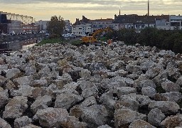 Calais : des nouveaux rochers posés pour éviter l'installation des migrants. 