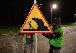 15 militants de Greenpeace mènent une opération d'affichage sauvage contre le projet d'EPR2 à Gravelines.