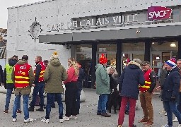 Mobilisation des cheminots devant la gare de Calais Ville ce matin. 