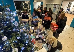 A Neufchâtel-Hardelot, les footballeuses de l'Eclair offrent une quarantaine de boites de Noël Solidaires.