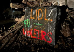 Pas-de-Calais : les agriculteurs déversent du fumier devant les magasins LIDL