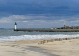 Calais : un homme secourue par des surfeurs après une noyade sur la plage