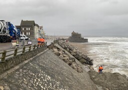 À Ambleteuse, la brèche sur le perré colmatée en urgence avec des rochers…