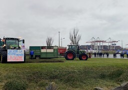 Plus d’une centaine de tracteurs pour un blocage du port de Dunkerque durant 24 heures !