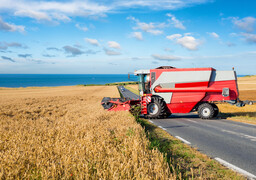Accident à Gapennes : une voiture percute une moissonneuse, un blessé transporté à Abbeville