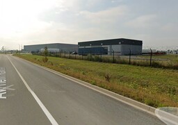 À Marck, un migrant meurt écrasé après une chute d’un poids lourd.