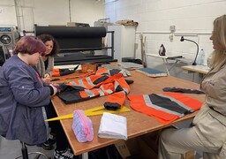 Calais : les parkas du Tunnel sous la Manche transformées en sacs à dos à l’Atelier du Détroit.