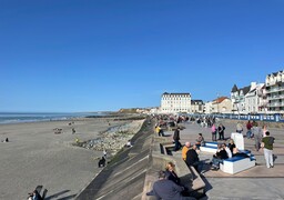 Soleil et grand ciel bleu dans la région,