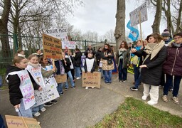 200 personnes, dont 40 écoliers, ont défilé à Calais contre les fermetures de classes.