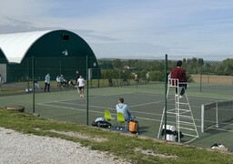 À Ardres, un commentaire du maire sur les terrains de tennis met le feu aux poudres…