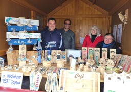 L’ESAT de Cayeux vend ses créations de bois au Phare du Hourdel !