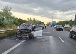 Offekerque : une voiture en feu sur l'A16, le conducteur s'en sort indemne